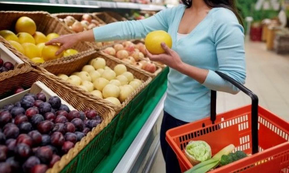 Κορωνοϊός: Πόσο ασφαλές είναι να κάνουμε τα ψώνια μας στο μανάβικο;